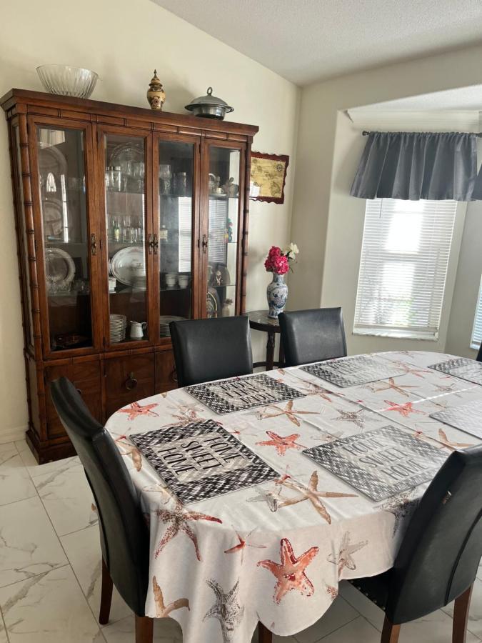 Grandma's White House Holiday home *